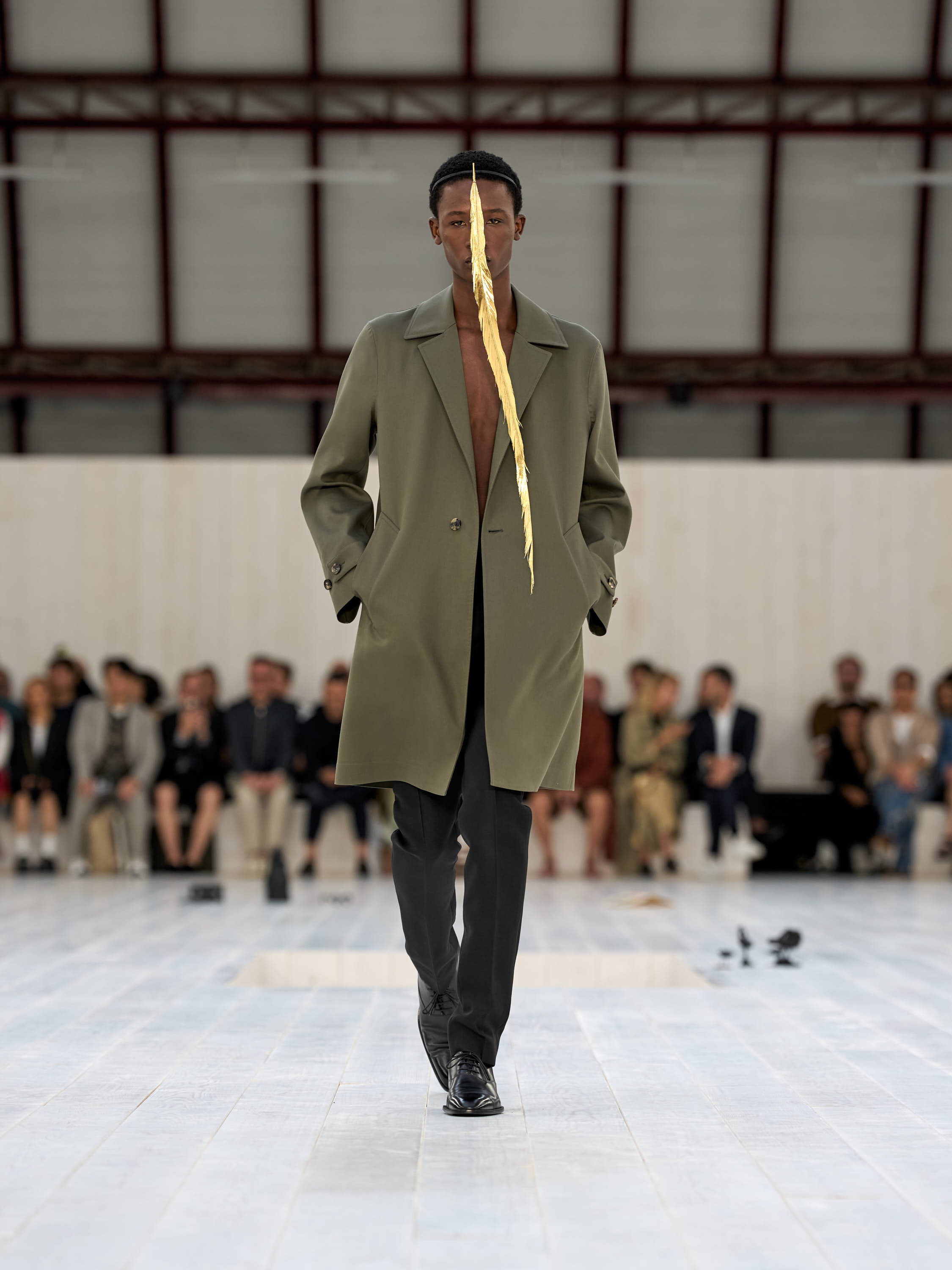 LOEWE 24ss カーキ スラックス プレーンフロント LOEWE 24ss カーキ スラックス プレーンフロント - メルカリ